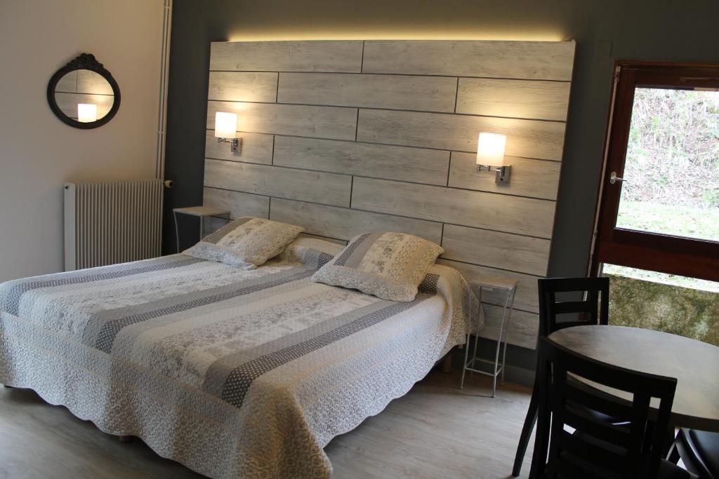 Hotel Restaurant Aux Genets D'Or Mandailles-Saint-Julien 객실 사진